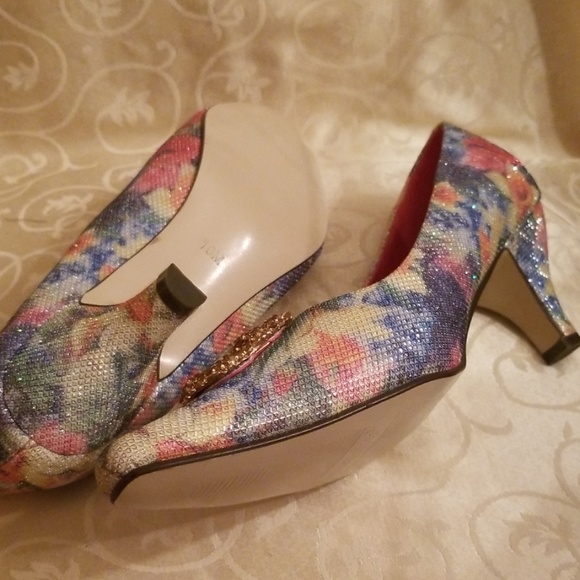 Shoe - Picture 2 of 4